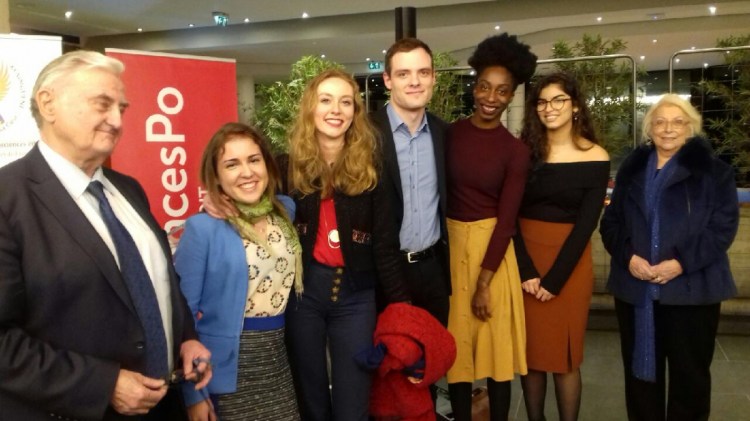 sept personnes devant un bandeau Sciences Po