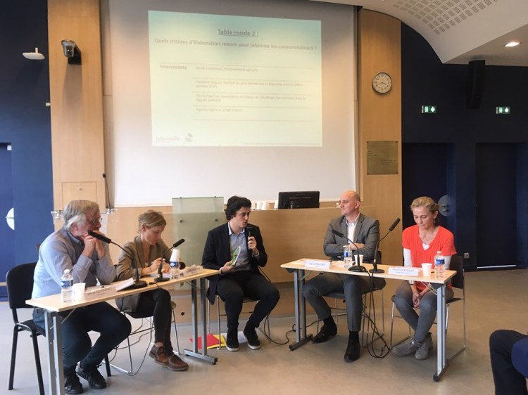 cinq personnes, trois hommes et deux femmes devant un écran de présentation