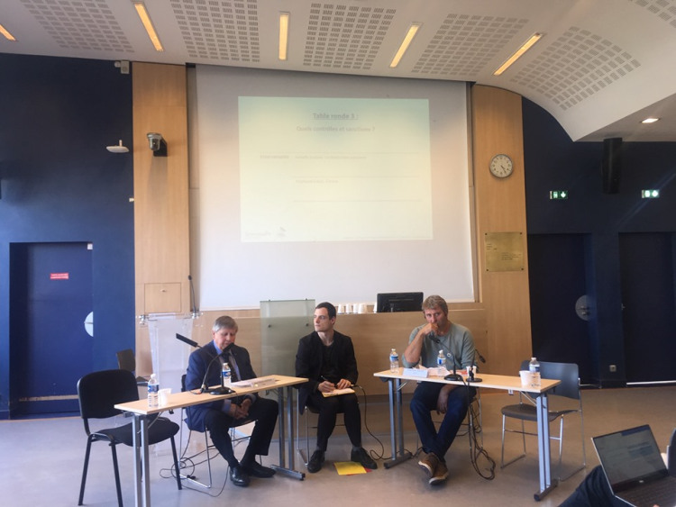 trois personnes, trois hommes devant un écran de présentation